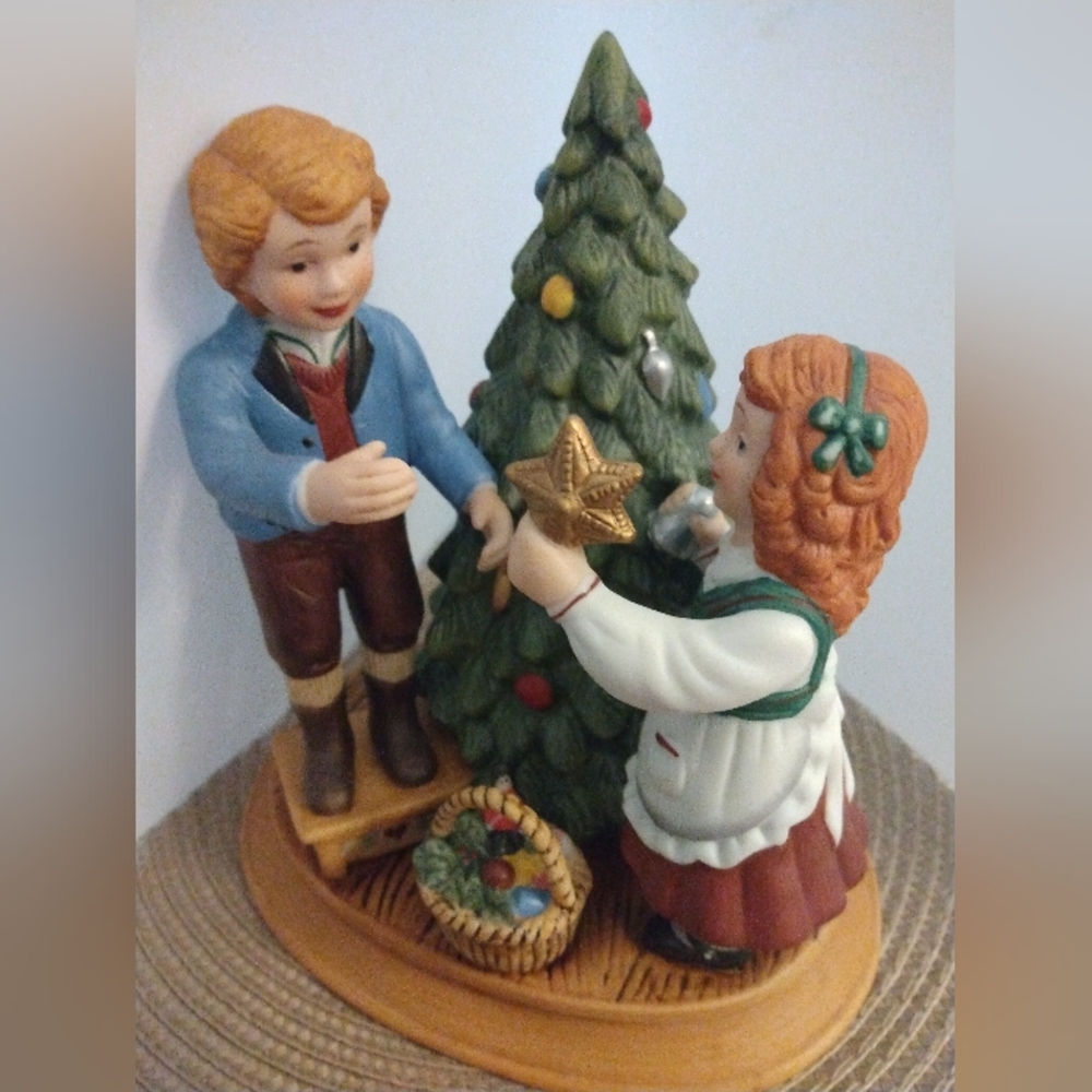 Avon Christmas Memories Figurine 7 in.